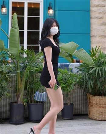 穿形体服连体衣怎么上厕所