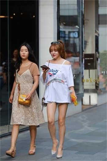 抖音里一个戴眼镜男的很火