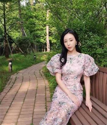 少爷和婢女在书房做