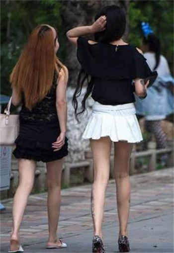 在车上从后面进入