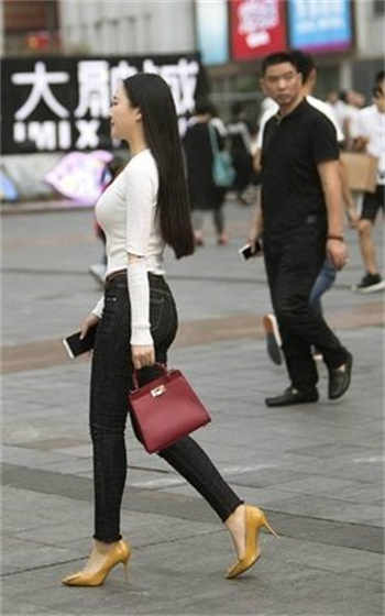 商务旅行戴帽子的女人