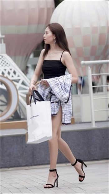 腹泻萝莉拉肚子到裙子上