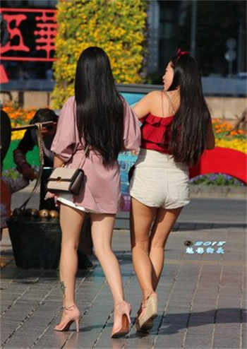 西瓜视频爬山喂水搭讪