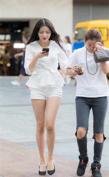 女班长吃泻药拉裙子作文