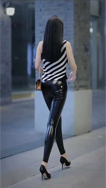 女性奴隶狗项链头像